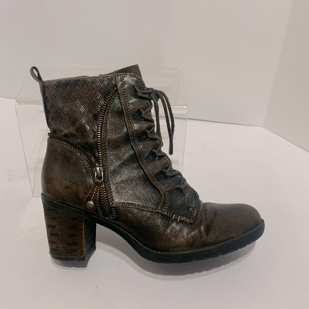 EARTH ankle booties 8.5 brown lace up